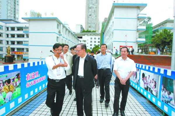 9月12日，全國政協(xié)常委、教科文衛(wèi)體委員會主任張玉臺率全國政協(xié)教科文衛(wèi)體委員會慰問團來到市實驗學校,為教師們送上節(jié)日的祝福。.jpg